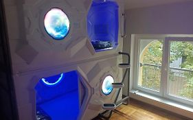Panda Victor Space Capsule Hostel-Neo Nomad